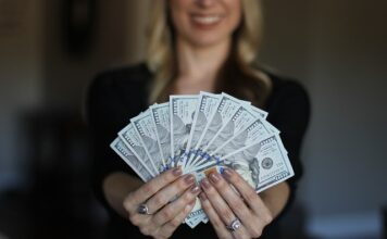 Ile trzeba zarabiać żeby godnie żyć? Ile trzeba zarabiać żeby godnie żyć?